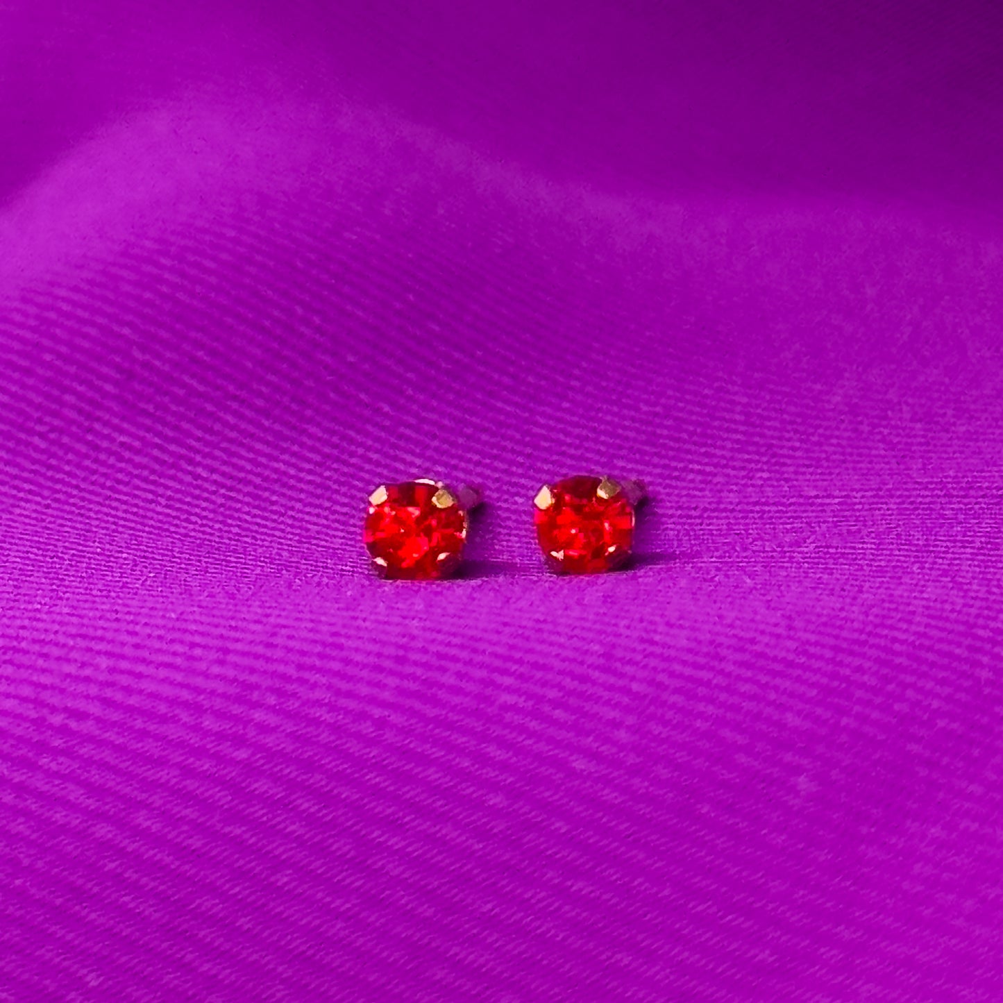 Brinco - Ponto de Vermelho Com Ouro 24k